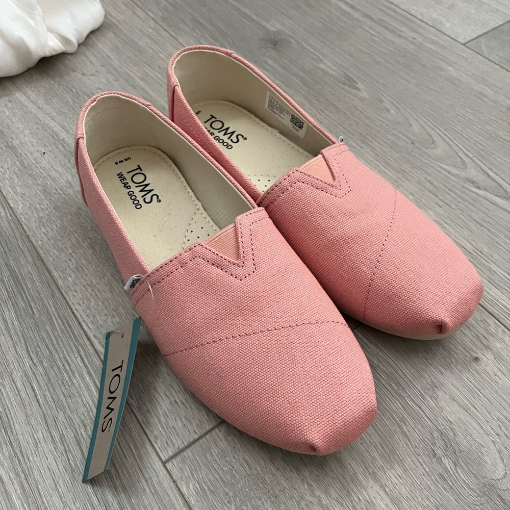 Women’s Tom’s size 6